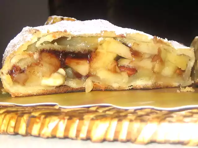 Strudel con fichi e mandorle.