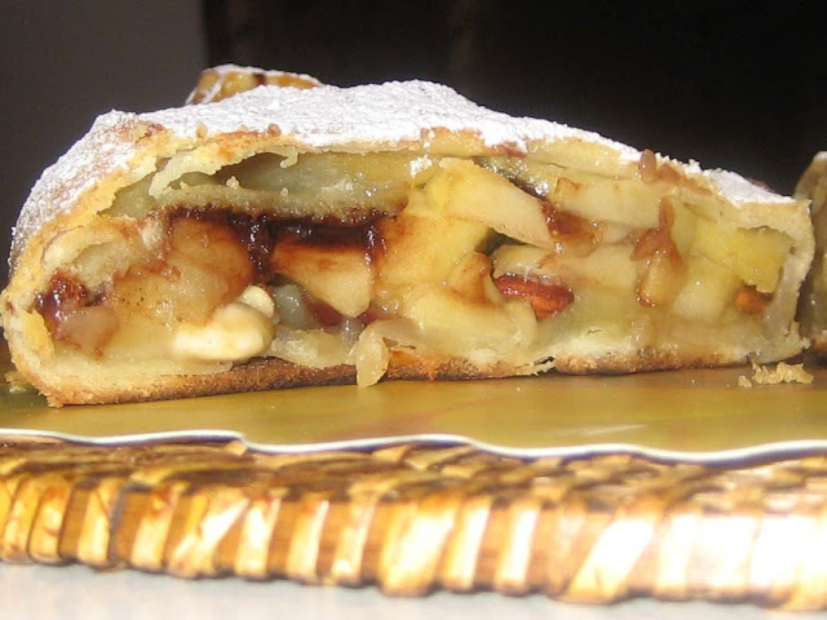 Strudel con fichi e mandorle.