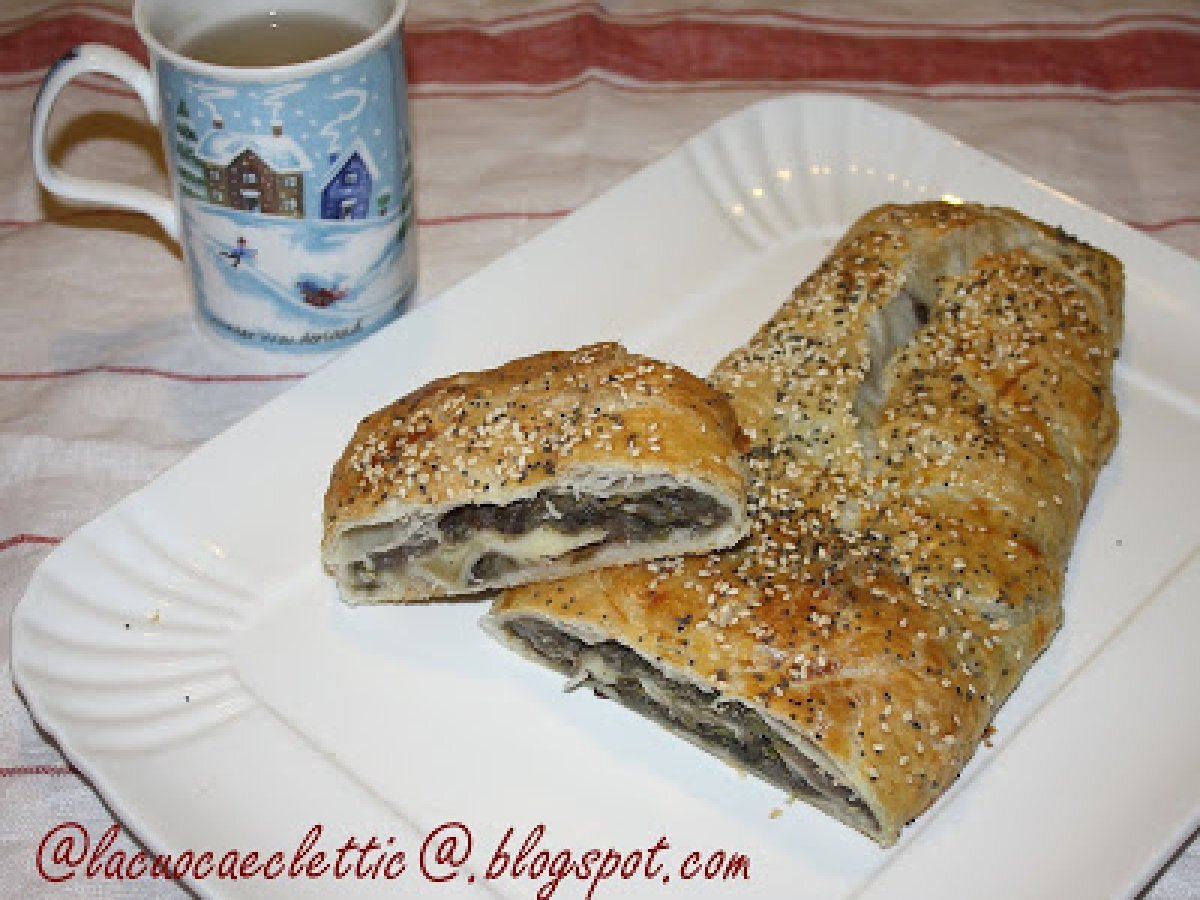 Strudel con radicchio, porri e formaggio