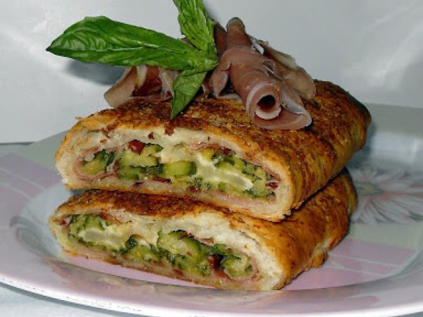 Strudel con speck e zucchine