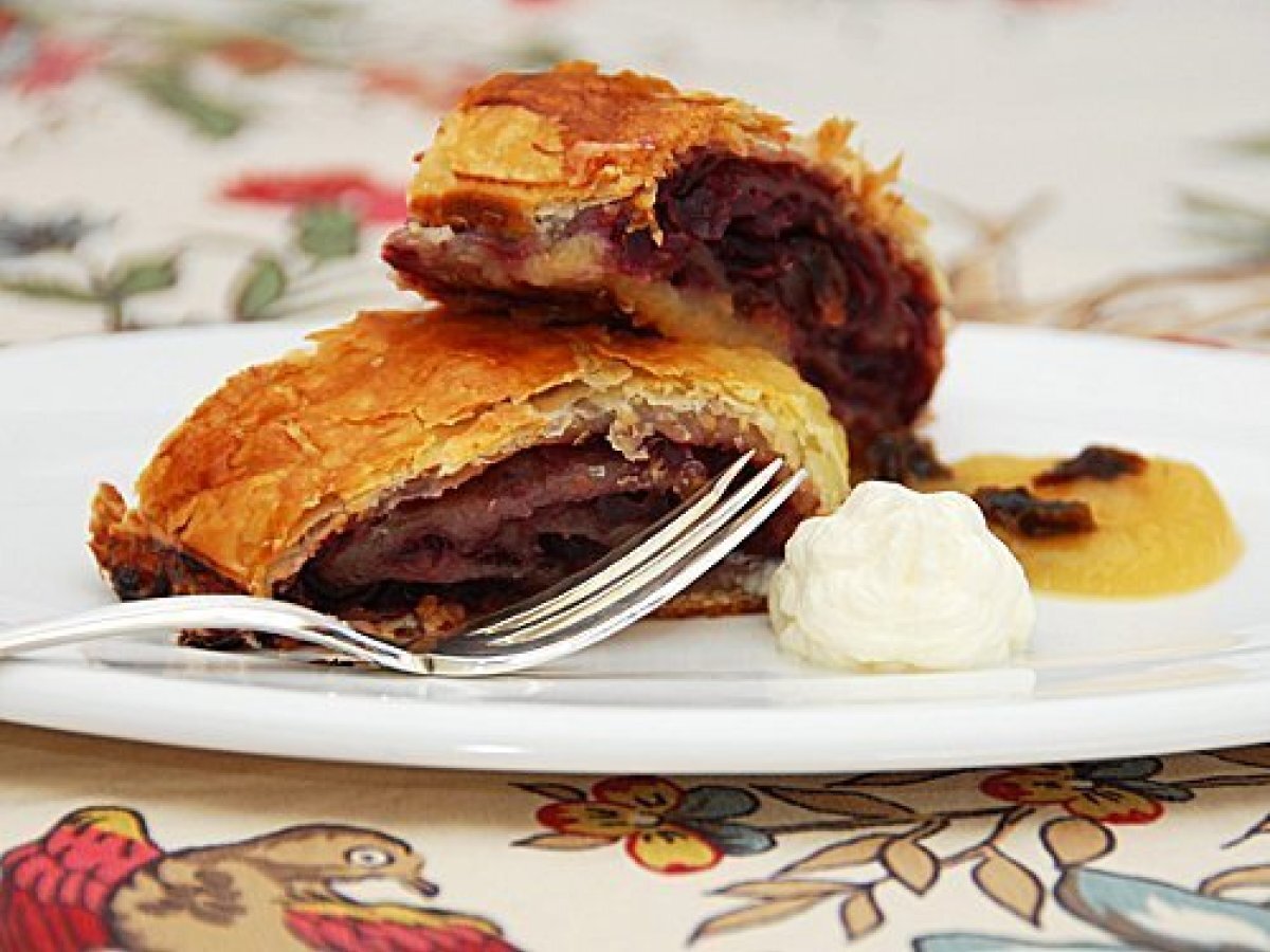 Strudel di cavolo rosso con salsa alle mele