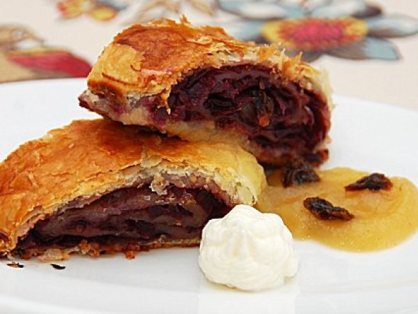 Strudel di cavolo rosso con salsa di mele e panna acida e le (St)Renne di Carnevale