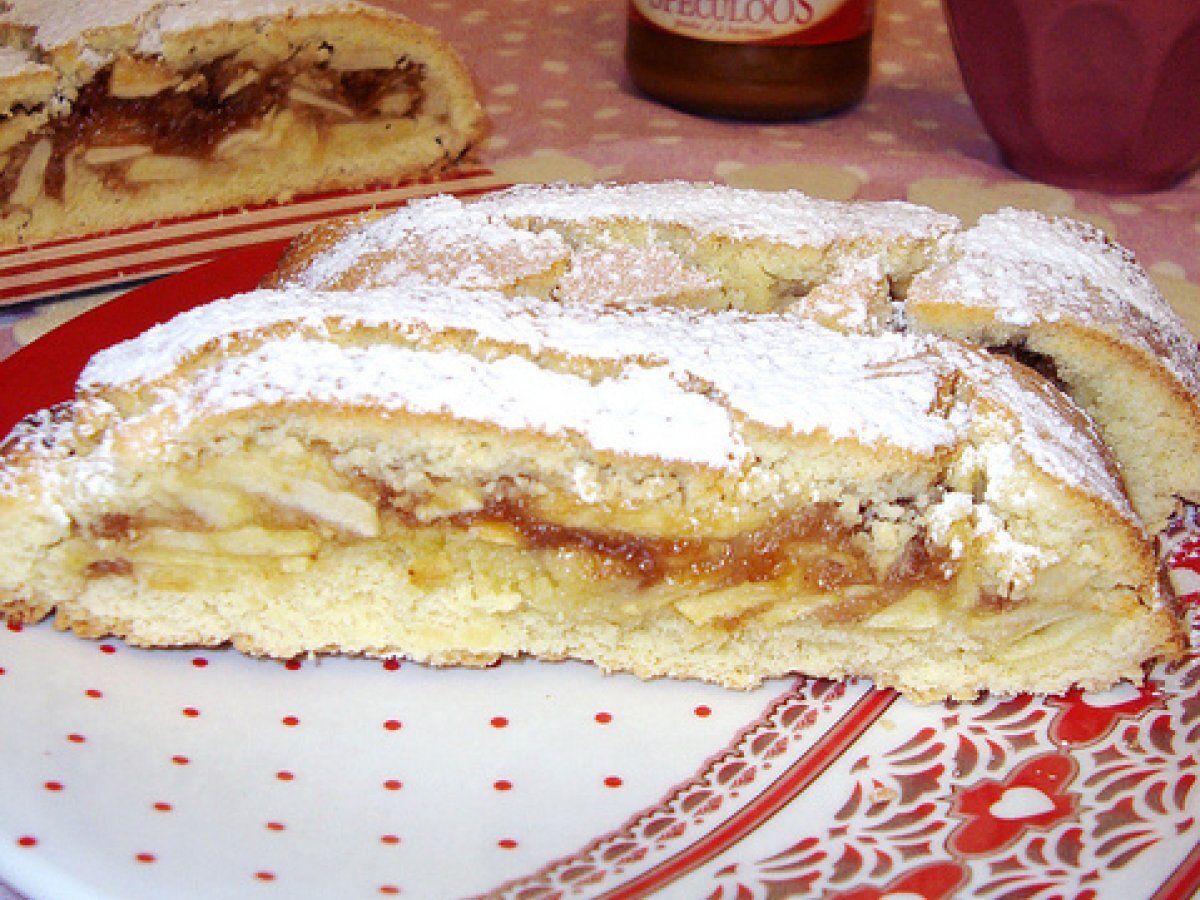 Strudel di frolla con mele e pasta di speculoos