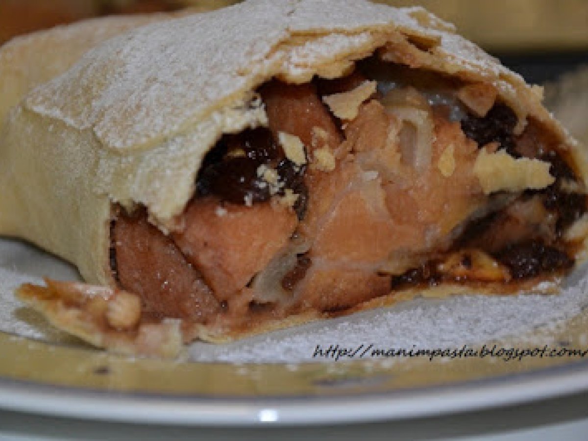 Strudel Di Mele Cotogne Sciroppate Con Cioccolato Uvette Mandorle Zenzero E Cannella