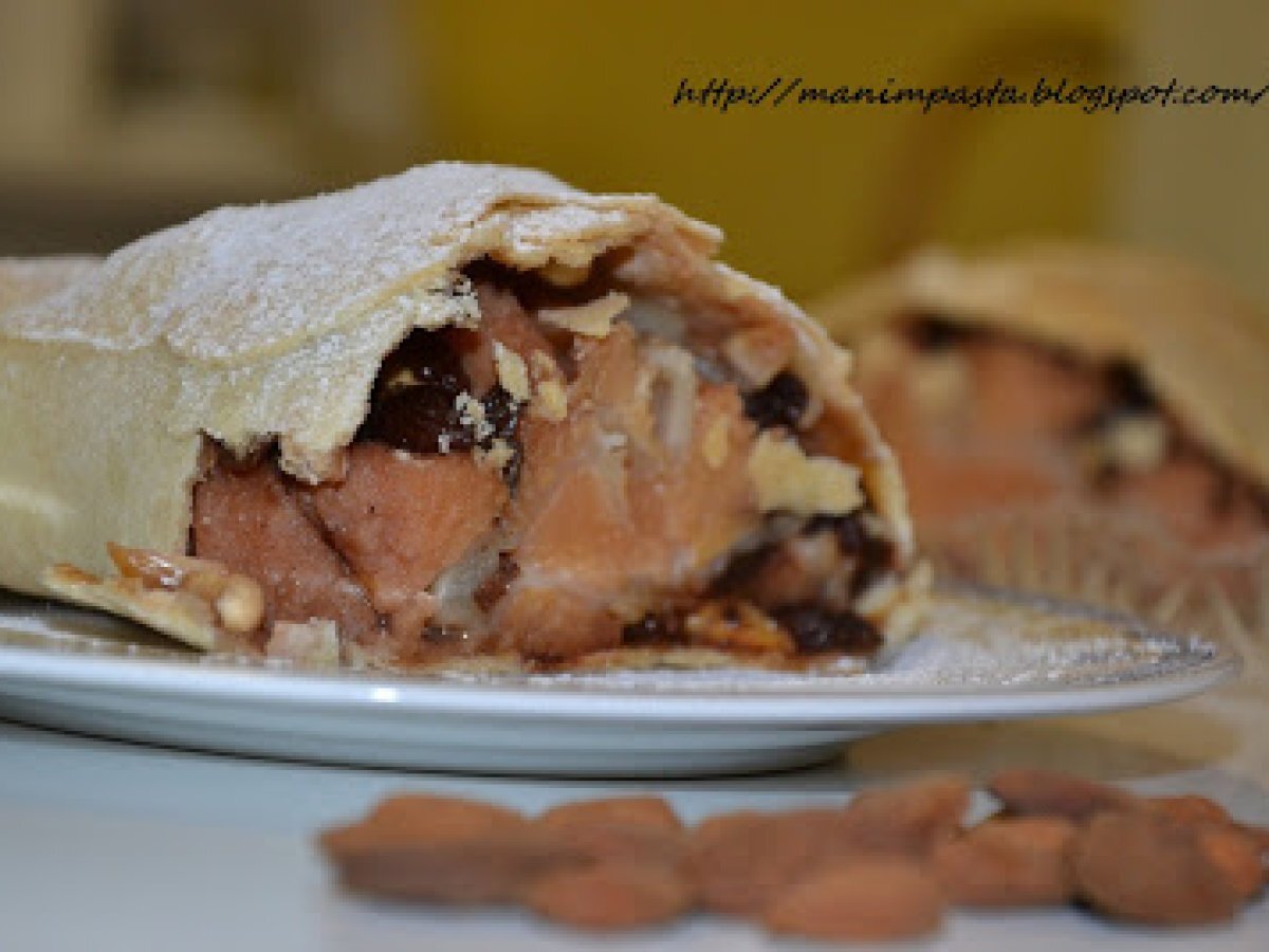 Strudel Di Mele Cotogne Sciroppate Con Cioccolato Uvette Mandorle Zenzero E Cannella - foto 2