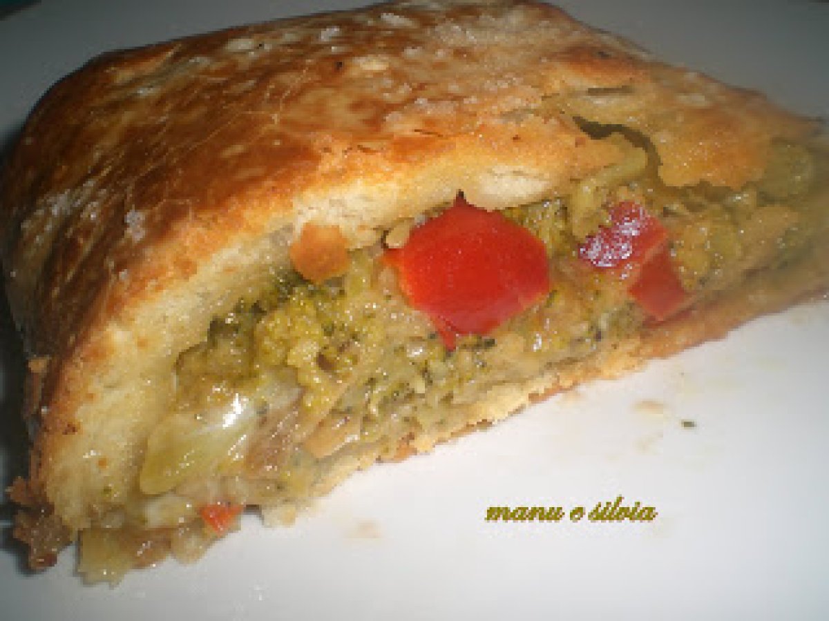 Strudel di pane ripieno ai broccoli, peperoni e gorgo