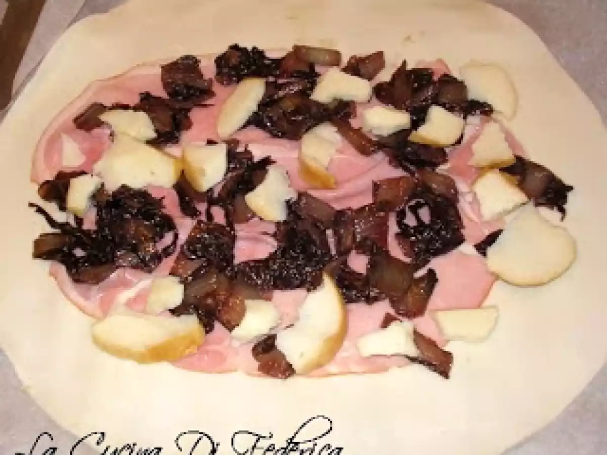 Strudel di pasta sfoglia con radicchio, prosciutto e scamorza