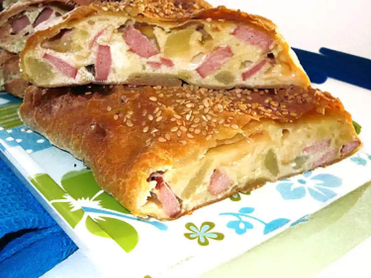 Strudel di patate, wurstel e scamorza affumicata