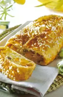 Strudel di pesche con crema frangipane.