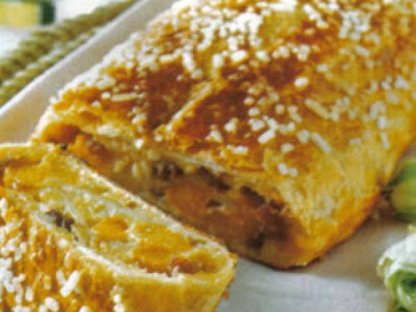 Strudel di pesche con crema frangipane.