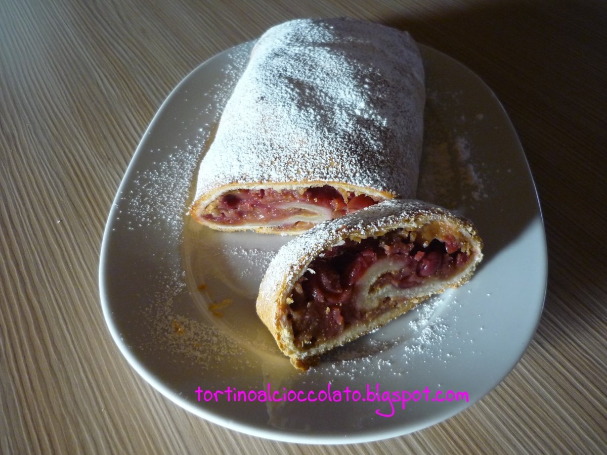 Strudel di ricotta con ciliegie e amaretti