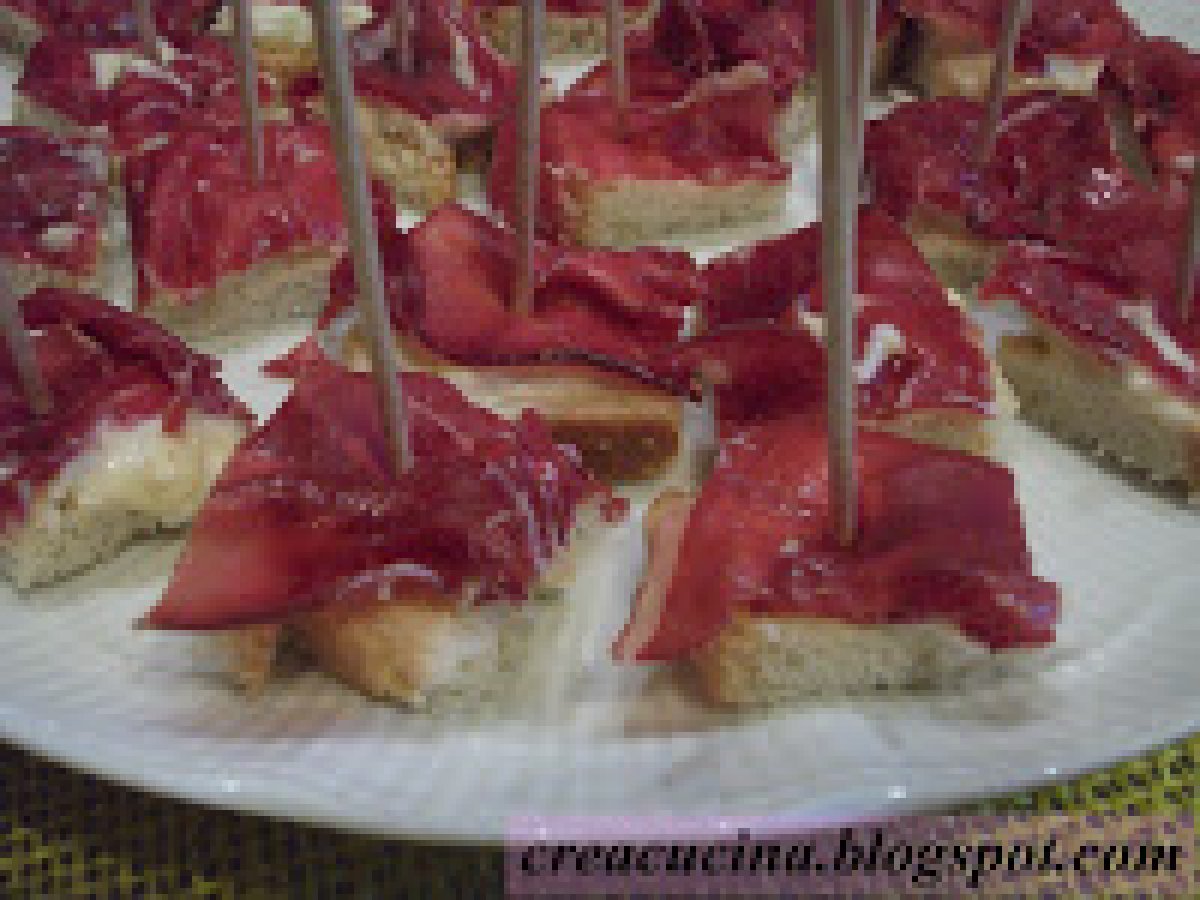 STUZZICHINI CON BRESAOLA E SALSA TONNATA - foto 2