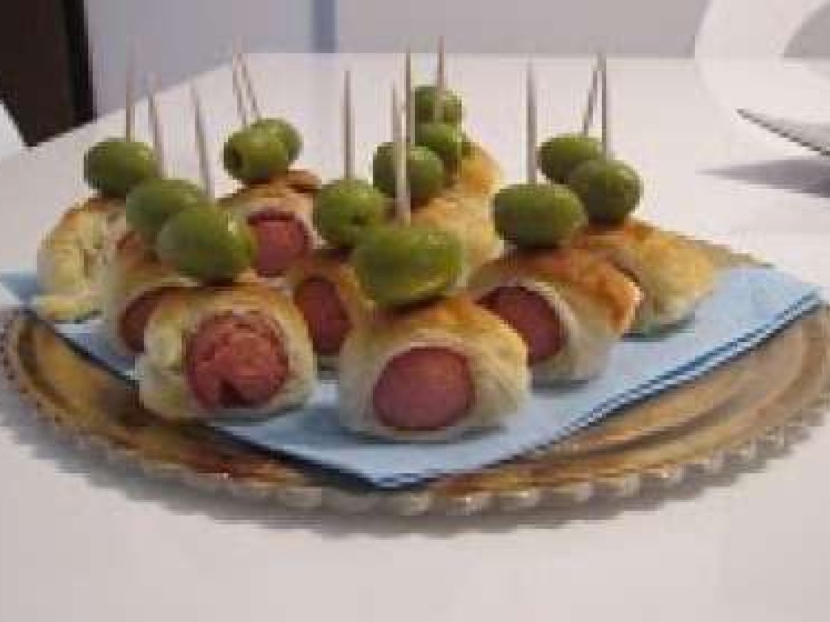 STUZZICHINI WURSTEL E SFOGLIA