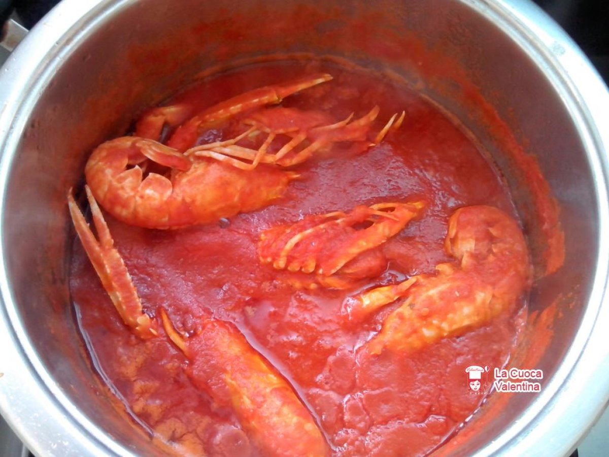 Sugo di pomodoro con scampi