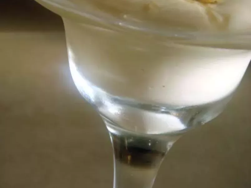 Super coppa allo yogurt greco, noci e latte condensato