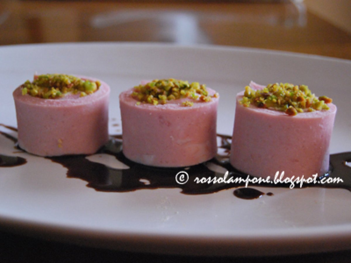 Sushi di mortadella con feta e pistacchi