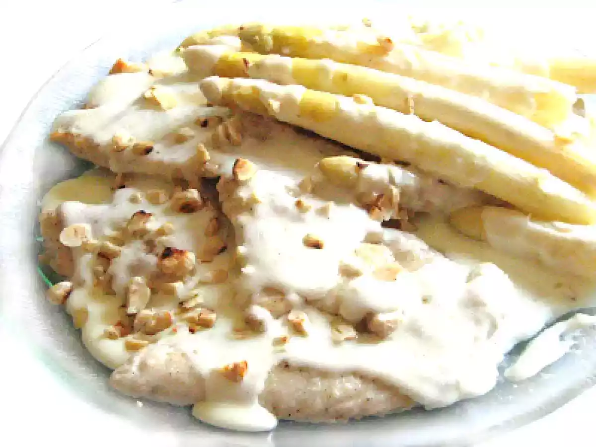 Tacchino e asparagi bianchi in salsa di Castelmagno e nocciole