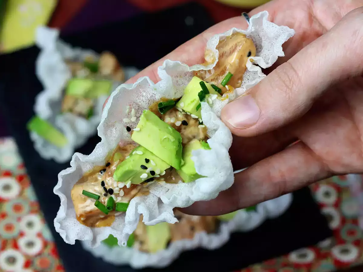 Tacos asiatici fatti in casa: tartare di salmone servita in chips di fogli di riso - foto 2