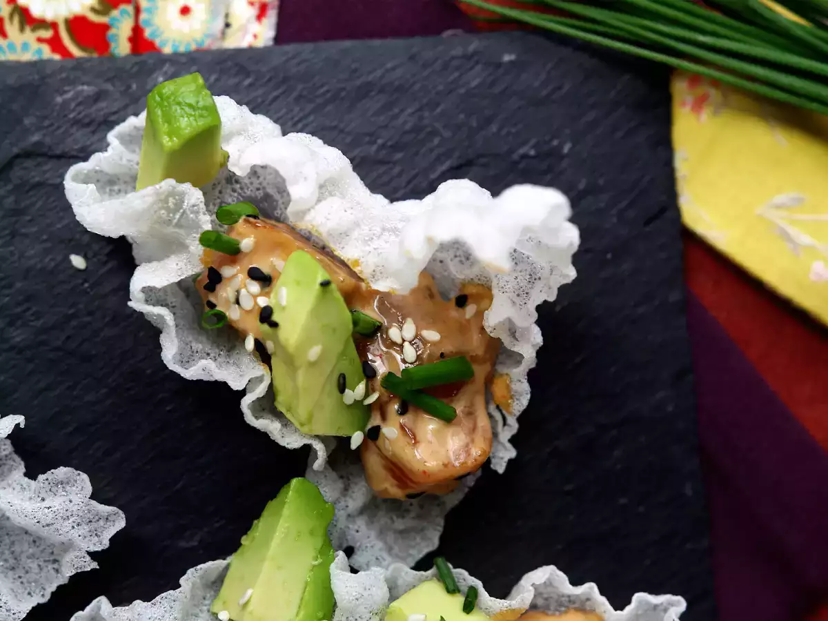 Tacos asiatici fatti in casa: tartare di salmone servita in chips di fogli di riso - foto 6