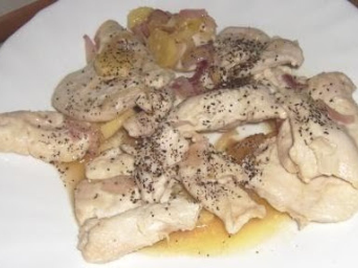 Tagliata di pollo con anelli di cipolla, zenzero e mentuccia
