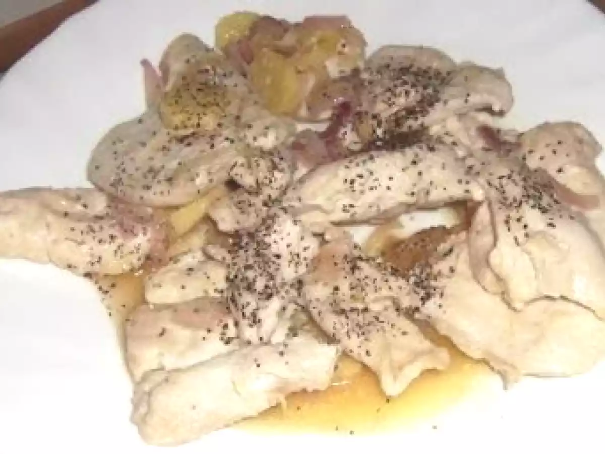 Tagliata di pollo con anelli di cipolla, zenzero e mentuccia