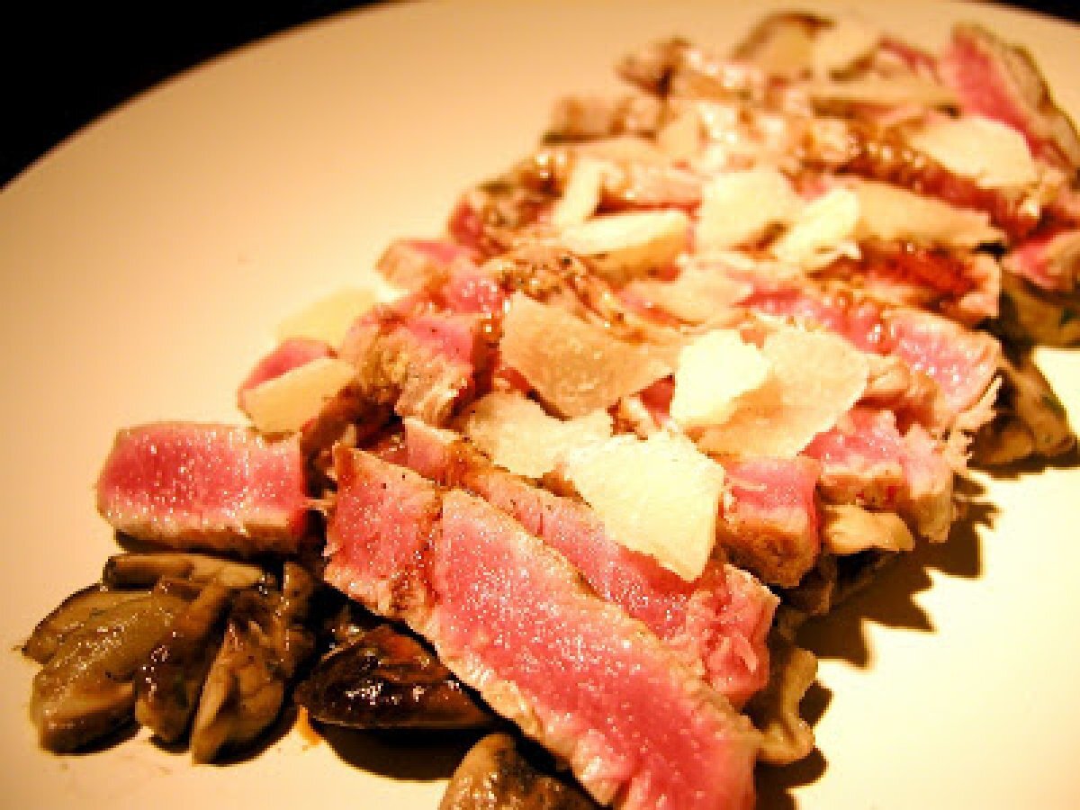 Tagliata di tonno con porcini, aceto balsamico e pecorino