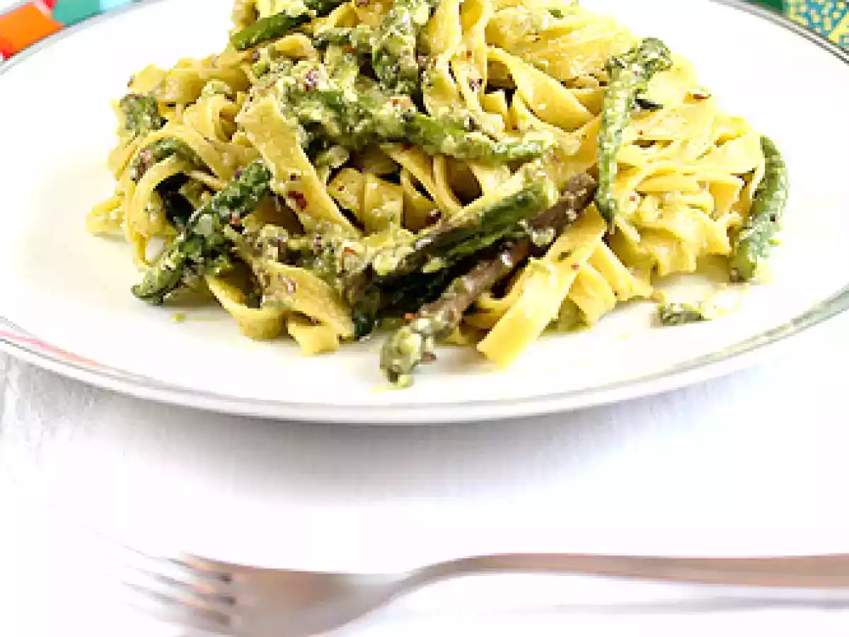 Tagliatelle agli asparagi, profumo di mandorle e pecorino