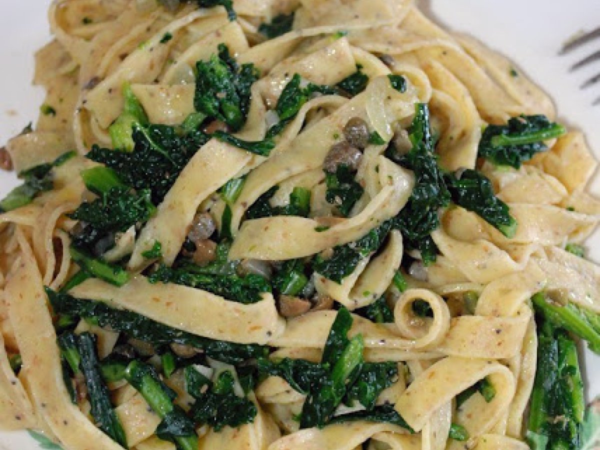 Tagliatelle ai cereali con cavolo nero e capperi di Salina