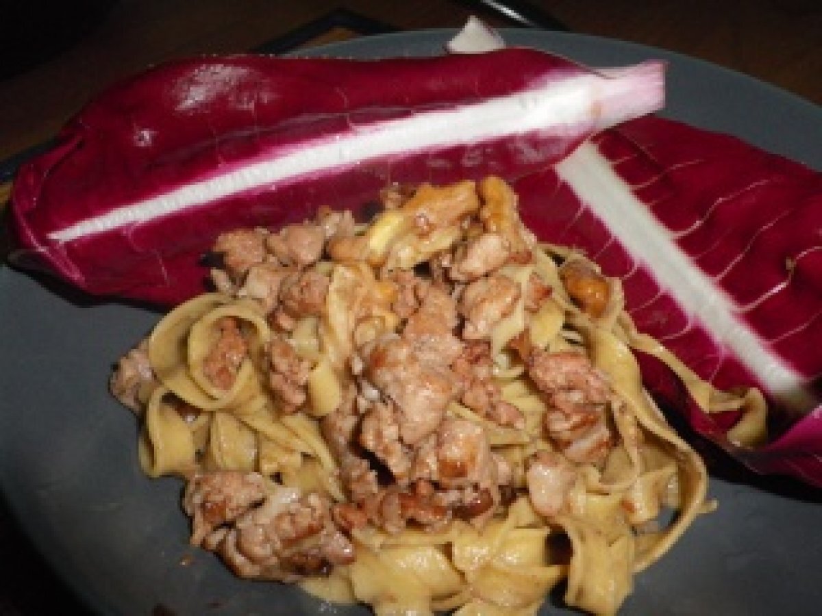 TAGLIATELLE AI FUNGHI CON SALSICCIA RADICCHIO E NOCI