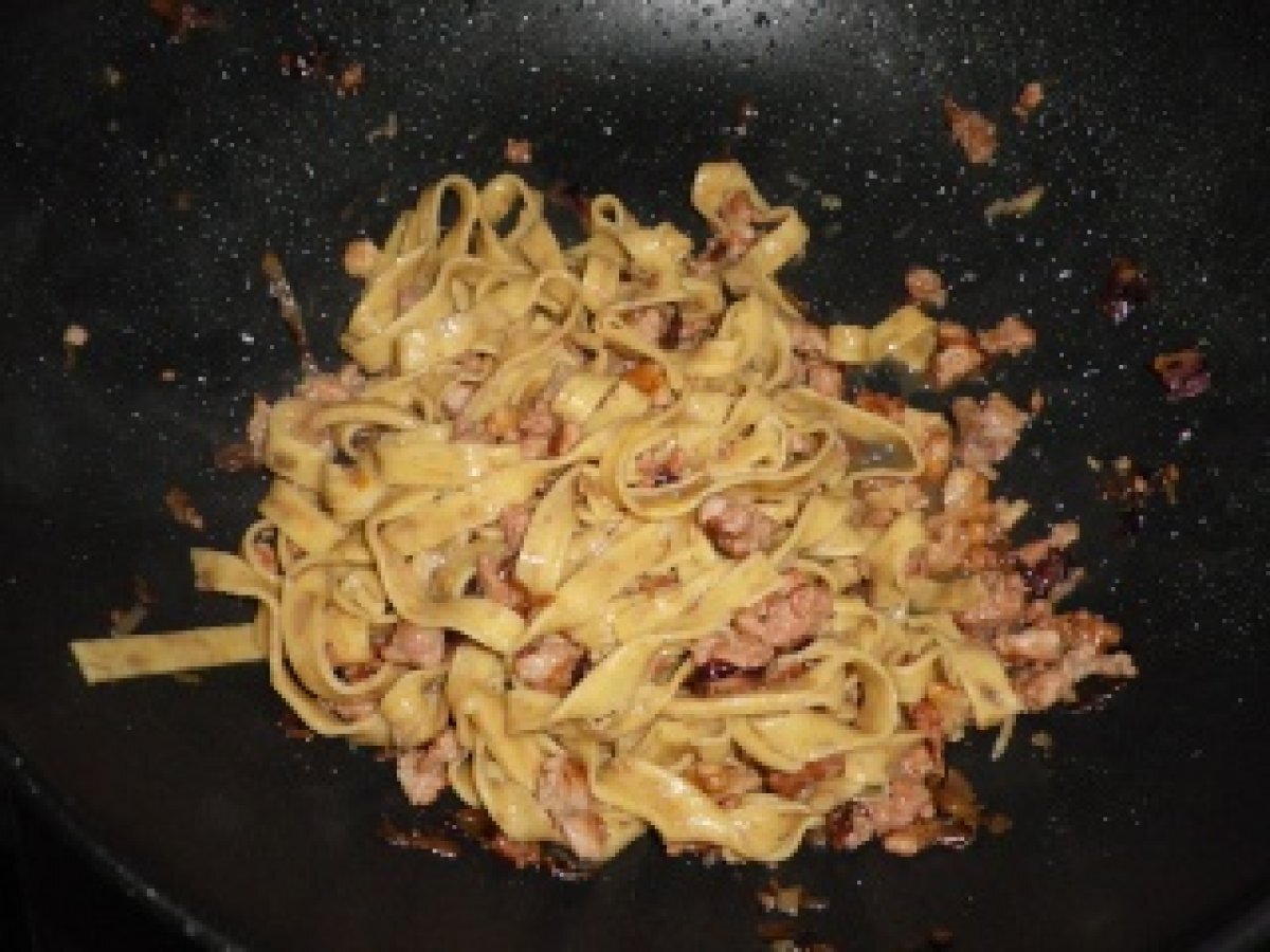 TAGLIATELLE AI FUNGHI CON SALSICCIA RADICCHIO E NOCI - foto 2