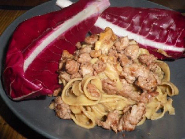 TAGLIATELLE AI FUNGHI CON SALSICCIA RADICCHIO E NOCI, foto 3