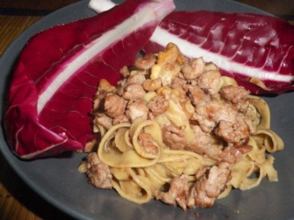 TAGLIATELLE AI FUNGHI CON SALSICCIA RADICCHIO E NOCI - foto 3