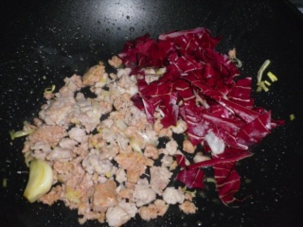 TAGLIATELLE AI FUNGHI CON SALSICCIA RADICCHIO E NOCI, foto 6