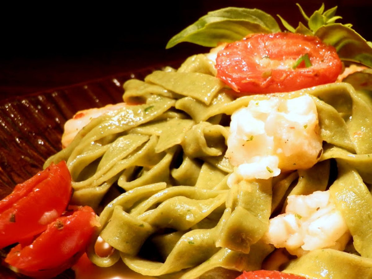 Tagliatelle al basilico con crostacei, pomodorini confit e salsa alla ricotta e limone