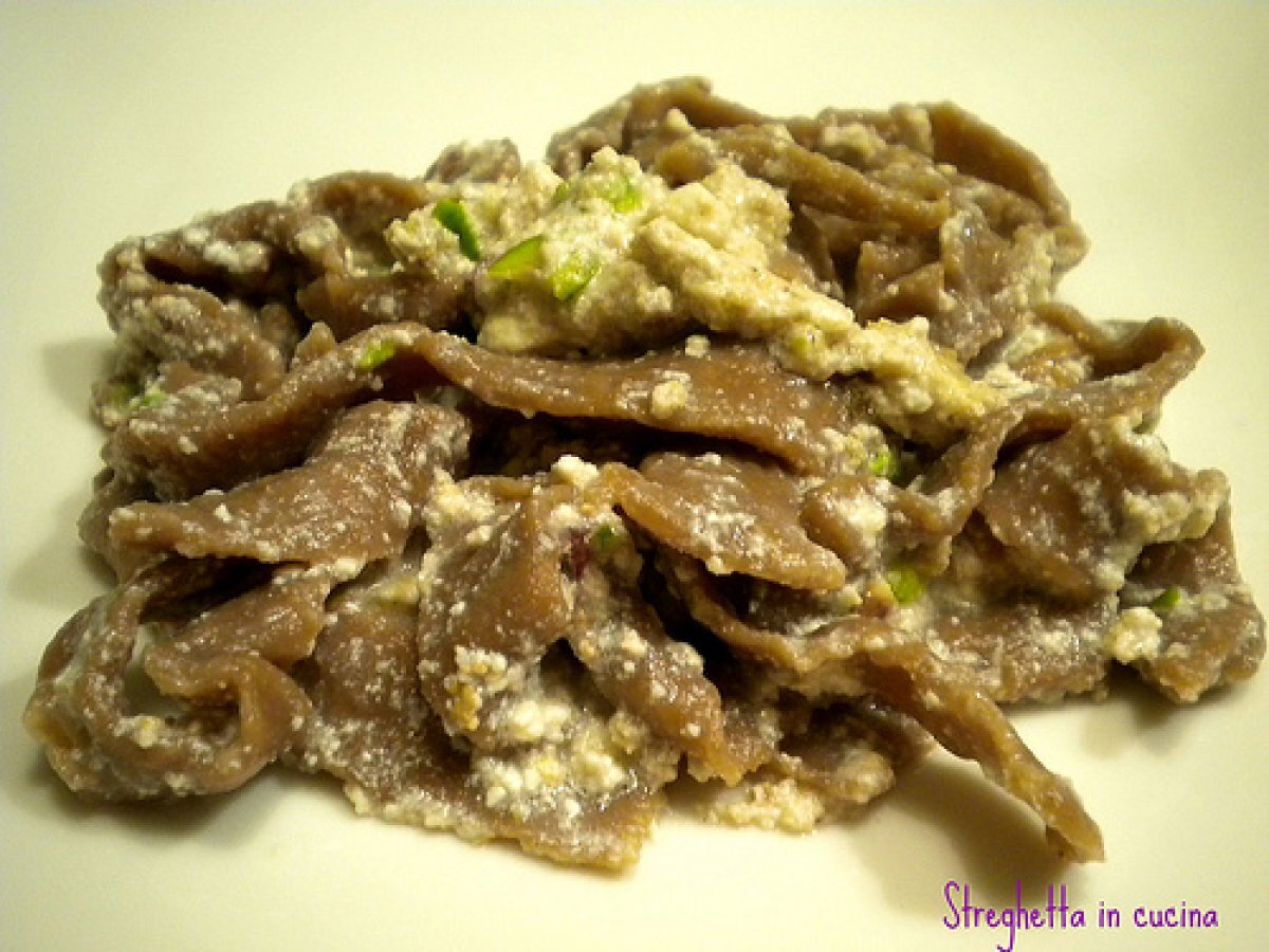 Tagliatelle al cacao con ricotta e pistacchi