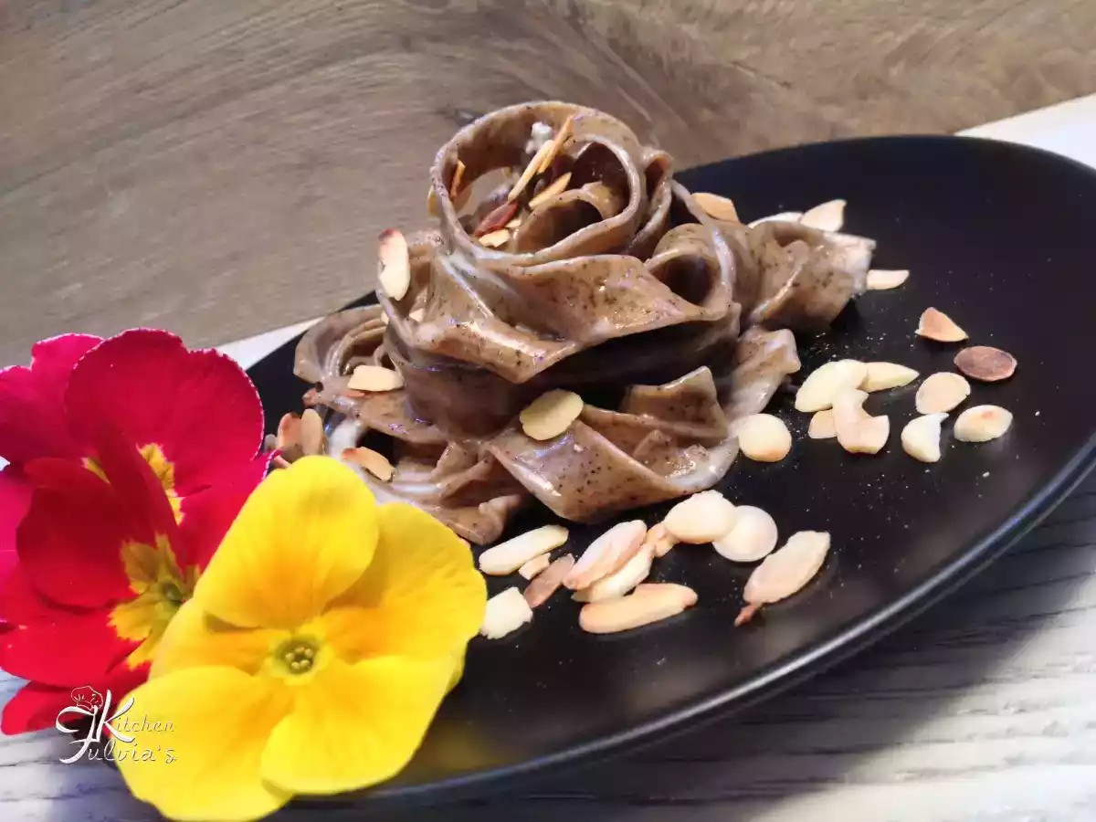 Tagliatelle al caffè con gorgonzola, mascarpone e mandorle tostate