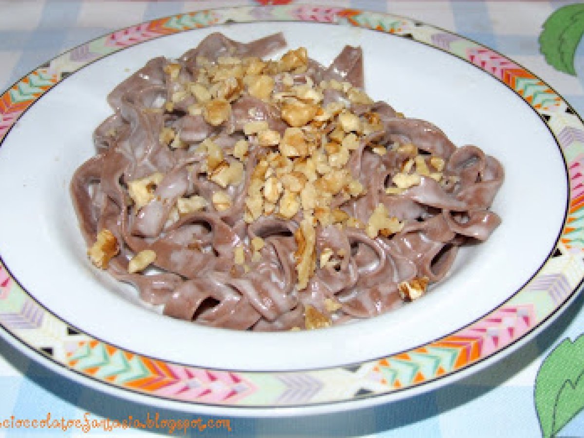 Tagliatelle al cioccolato con salsa di noci e gorgonzola
