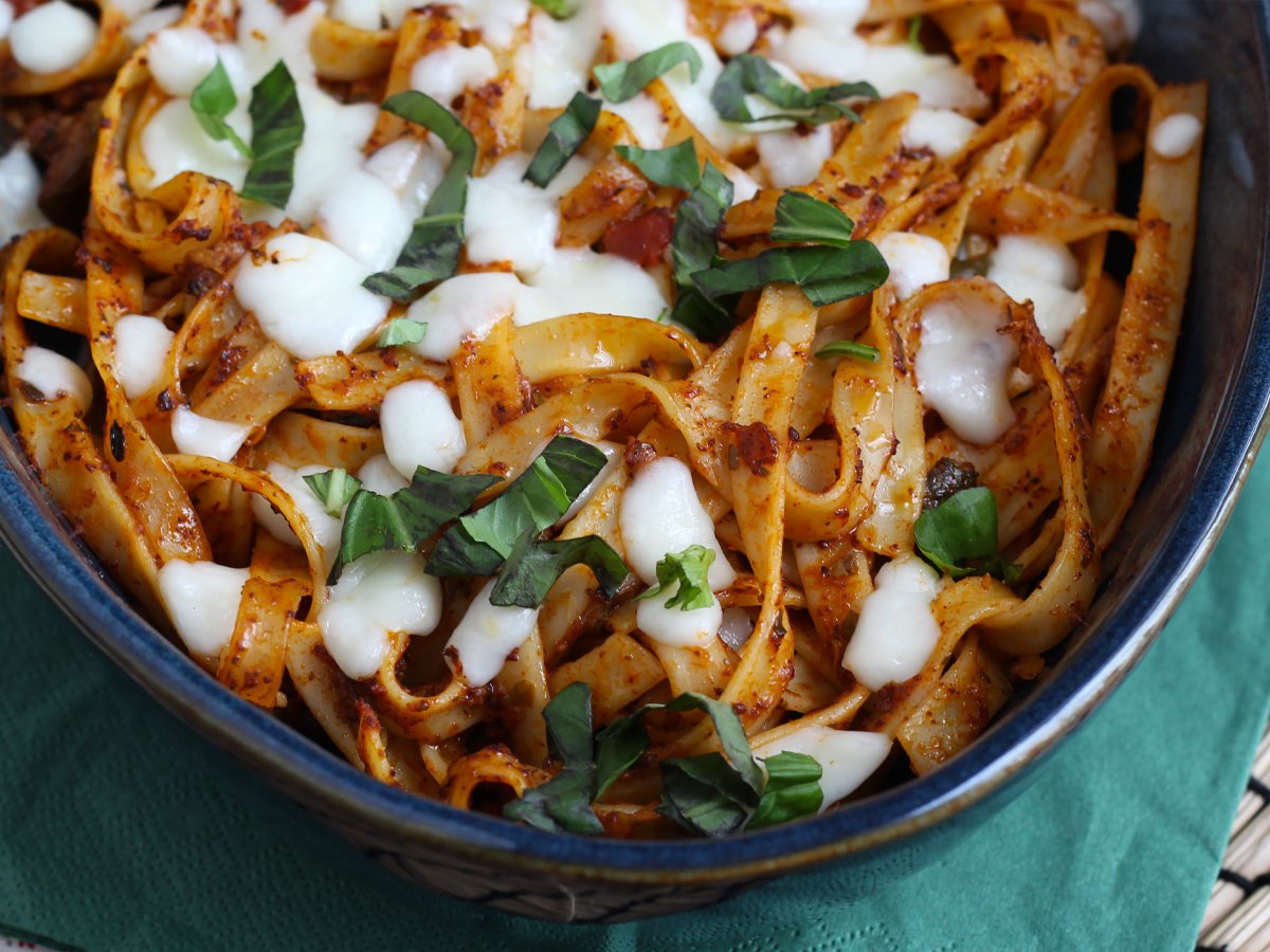 Tagliatelle al forno, la ricetta antispreco per utilizzare la pasta avanzata - foto 2