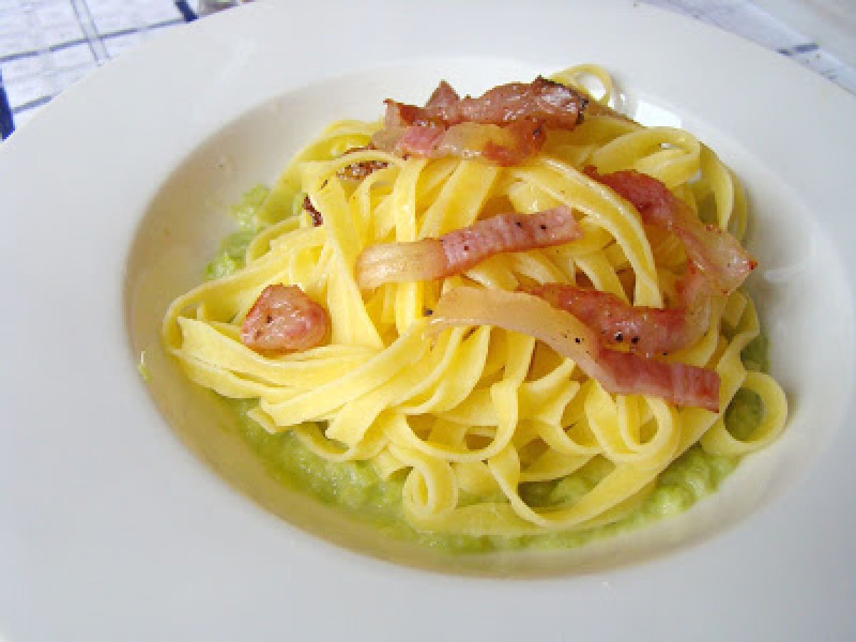 TAGLIATELLE AL GUANCIALE SU CREMA DI PORRI