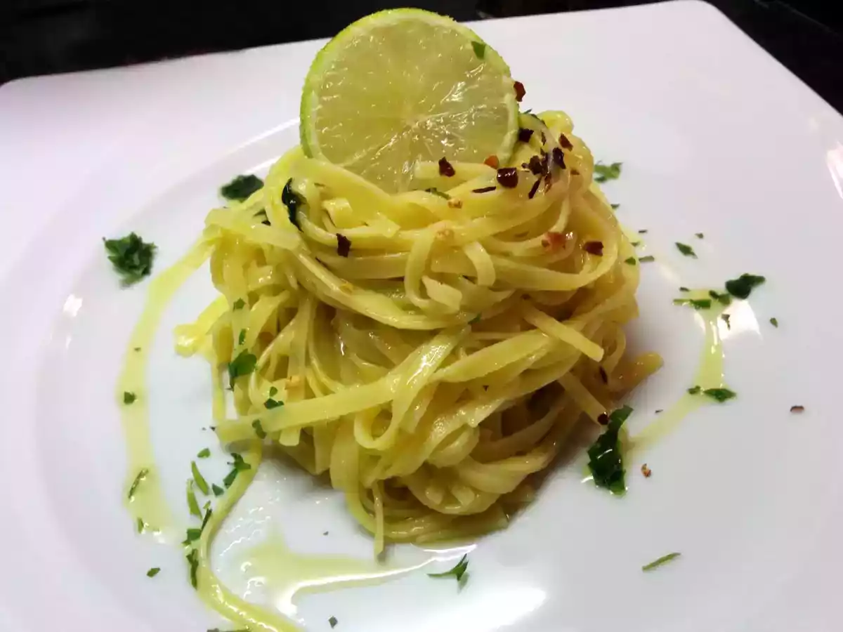 TAGLIATELLE AL LIME CON PEPERONCINO