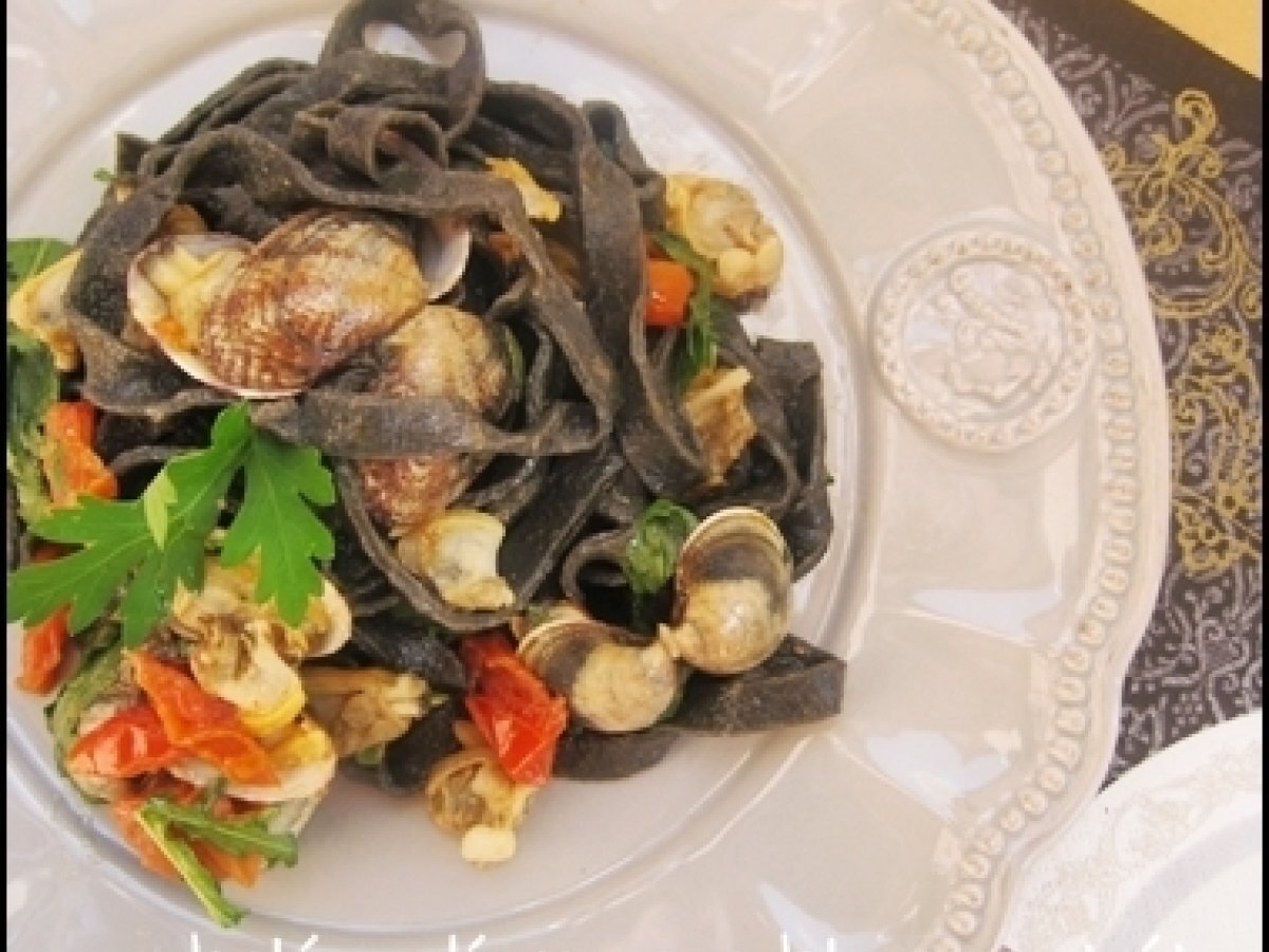 TAGLIATELLE AL NERO DI SEPPIA CON VONGOLE POMODORINI E RUCOLA