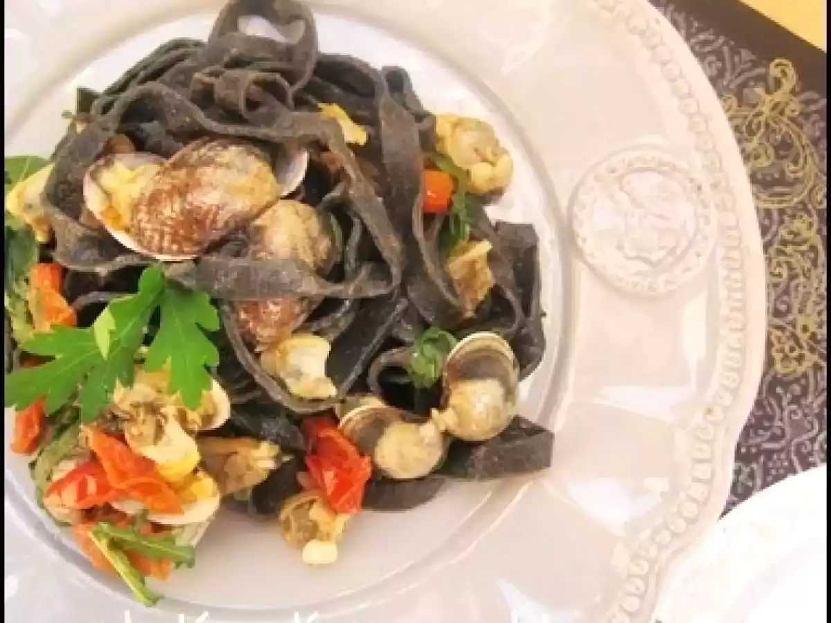 TAGLIATELLE AL NERO DI SEPPIA CON VONGOLE POMODORINI E RUCOLA