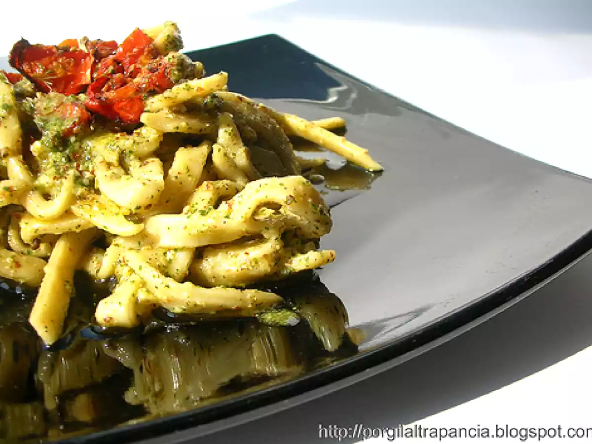 Tagliatelle al pesto di menta con nocciole, mandarino e pomodorini confit