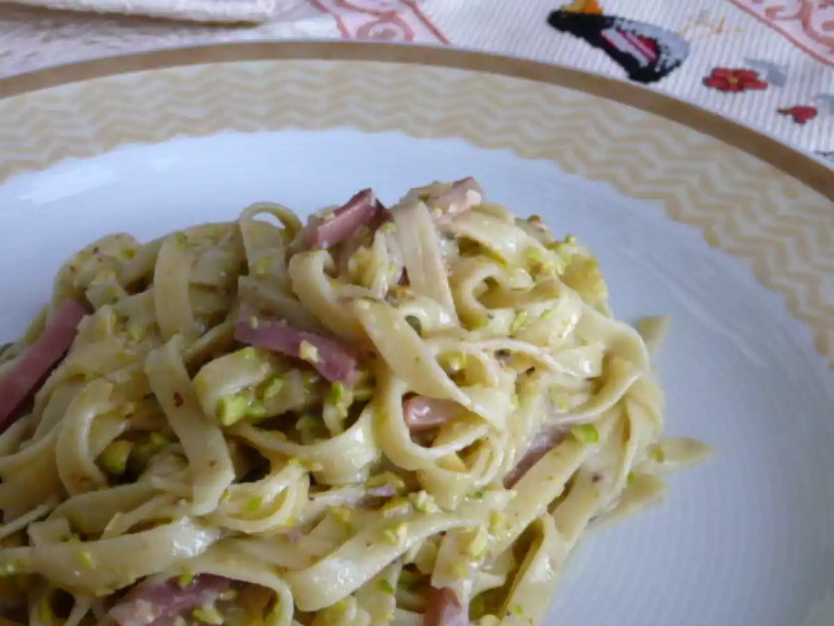 Tagliatelle al pesto di pistacchio e speck