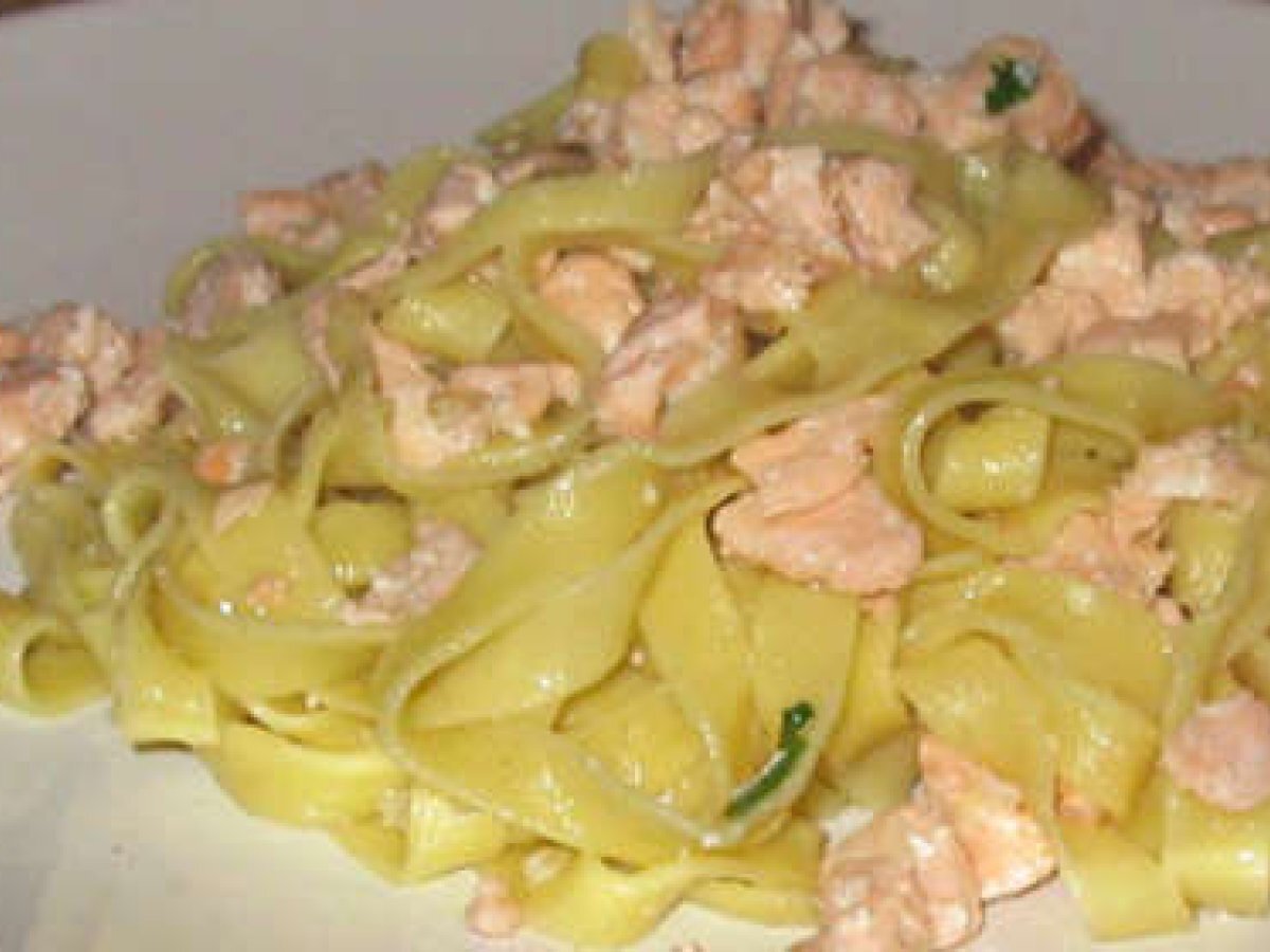 Tagliatelle al salmone fresco