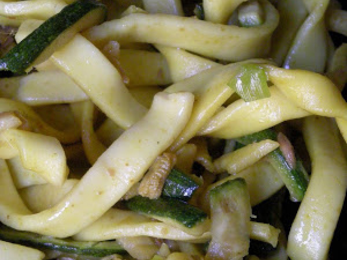 Tagliatelle allo zafferano con zucchine e acciughe