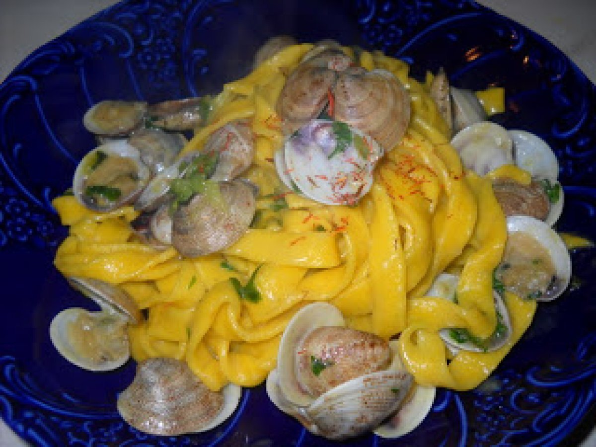 TAGLIATELLE ALLO ZAFFERANO E PEPE DEL BENGALA CON LUPINI DI MARE E ZUCCHINE