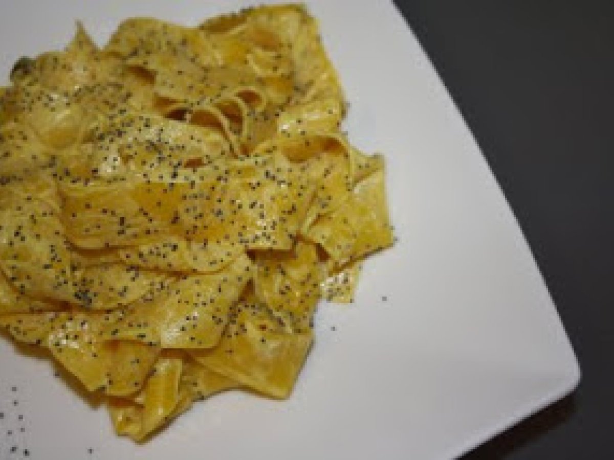 Tagliatelle allo zafferano e semi di papavero