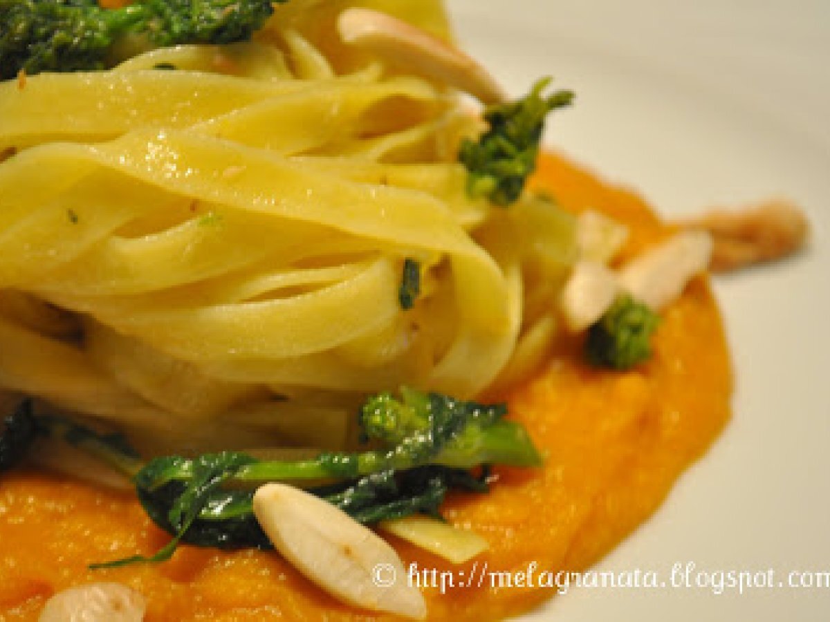 Tagliatelle allo zafferano su salsa di zucca, con cime di rapa e mandorle. - foto 2