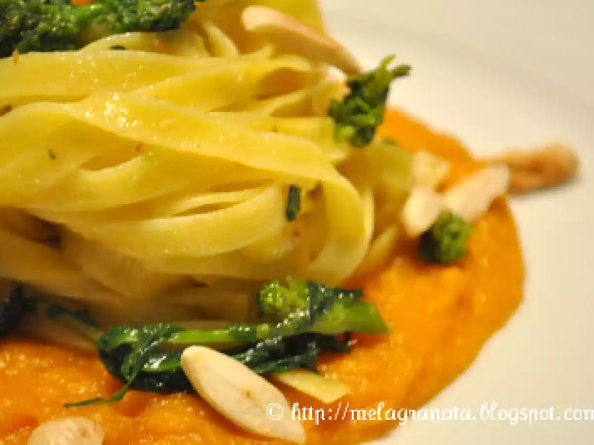 Tagliatelle allo zafferano su salsa di zucca, con cime di rapa e mandorle. - foto 2